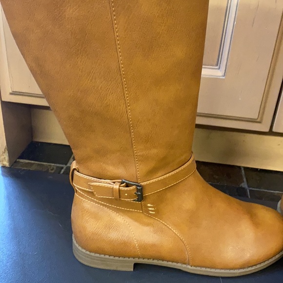 Children’s place Brown faux leather boots Size 6 women’s ( fits big ) - Picture 2 of 4